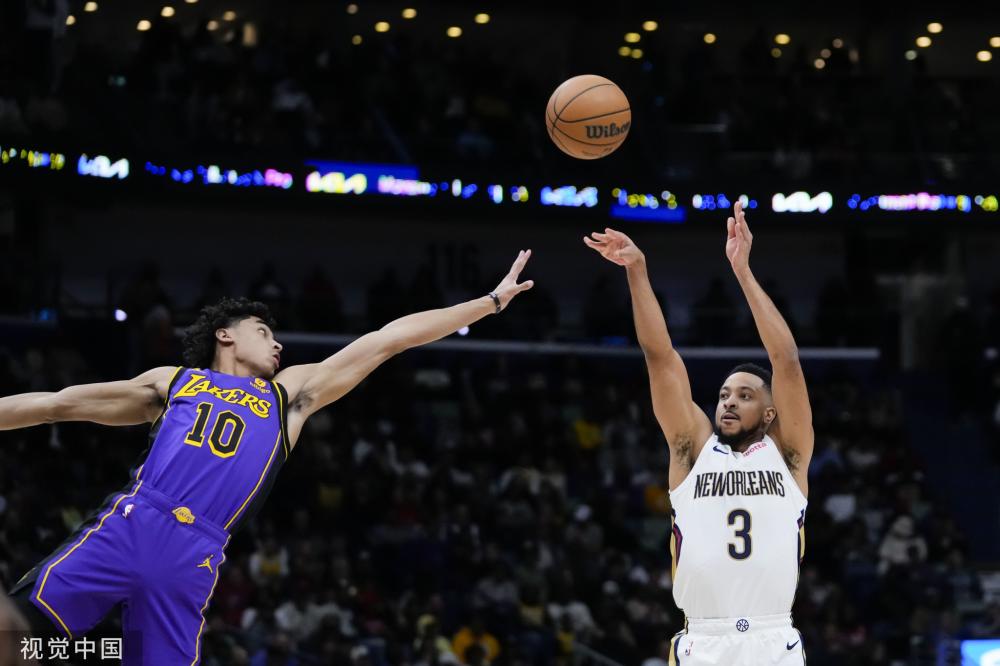 她用魅力和 她用魅力和